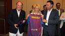 Shakira amb la samarreta del Barça, juntament amb Ramon Pont i Jordi Bartomeu