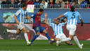 Adriano, envoltat de defenses del Màlaga. FOTO: MIGUEL RUIZ-FCB.