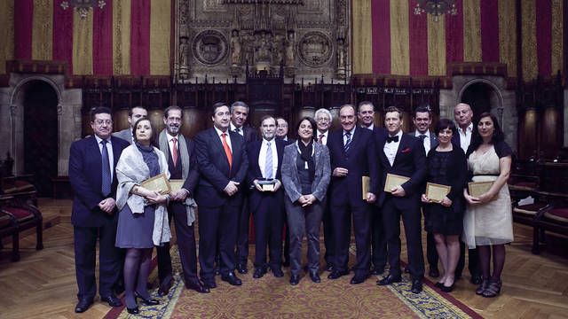 Foto de família al Saló de Cent de tots els premiats en aquests guardons. Foto: Carla Tramullas
