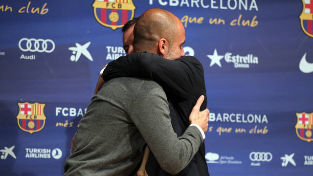 Abrazo entre Sandro Rosell y Josep Guardiola / FOTO: MIGUEL RUIZ - FCB