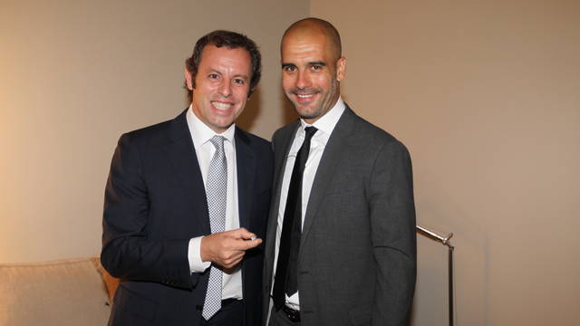 Sandro Rosell i Pep Guardiola, en l'entrega de la insígnia d'or i brillants. FOTO: MIGUEL RUIZ-FCB.