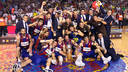 The team celebrating the 08/09 ACB title at the Palau / PHOTO: ARXIU FCB