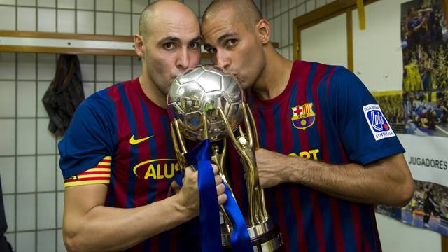 Javi Rodríguez and Fernandao with the Liga trophy / PHOTO: ÁLEX CAPARRÓS - FCB