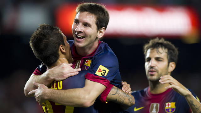 Cristian Tello y Lionel Messi se abrazan en el Barcelona