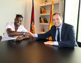 El jugador Alex Song i el president del FC Barcelona Sandro Rosell / FOTO: MIGUEL RUIZ - FCB