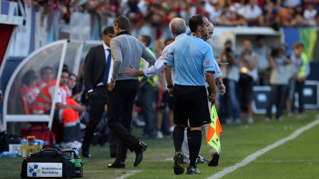 Tito Vilanova leaves the pitch after he's given his marching orders  / PHOTO: MIGUEL RUIZ - FCB