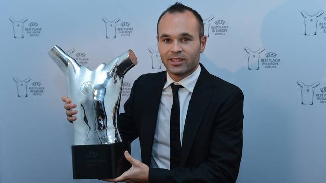Iniesta, amb el guardó de la UEFA com a millor jugador d'Europa / Foto: UEFA.
