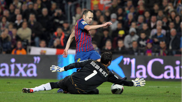 Andres Iniesta and Diego Alves/ PHOTO: ARXIU FCB