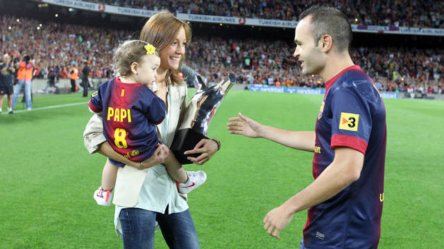 Iniesta ha rebut el trofeu de mans de la seva dona i la seva filla / FOTO: MIGUEL RUIZ - FCB