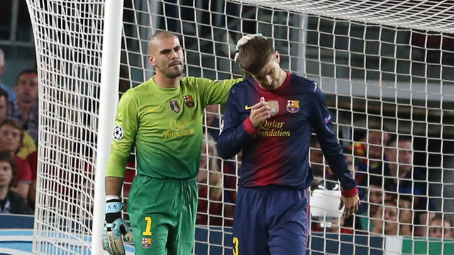 Valdés consuela a Piqué en el momento del cambio / FOTO: MIGUEL RUIZ-FCB