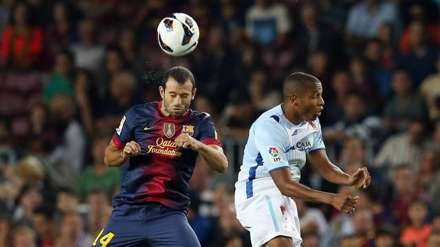 Mascherano vs Granada / PHOTO: MIGUEL RUIZ - FCB