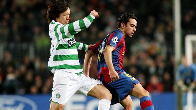 Xavi, davant el Celtic, en el partit al Camp Nou de la temporada 2007-08 / FOTO: ARXIU FCB