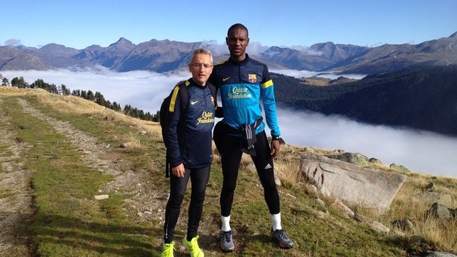 Éric Abidal, junto al fisioterapeuta del primer equipo Emili Ricart / FOTO: FCB