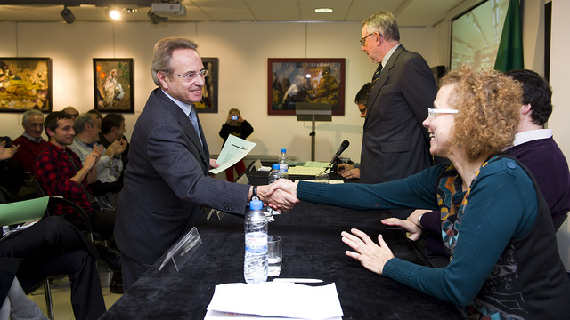 El patrón Ramon Palou recogió el premio otorgado a la Fundación. FOTO: ÀLEX CAPARRÓS / FCB El patrón Ramon Palou recogió el premio otorgado a la Fundación. FOTO: ÀLEX CAPARRÓS / FCB