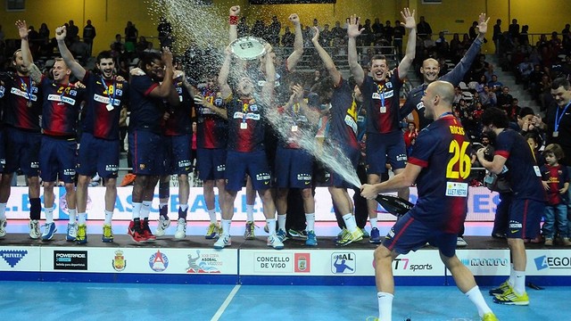 Barça Intersport with the Copa Asobal trophy / PHOTO: Asobal