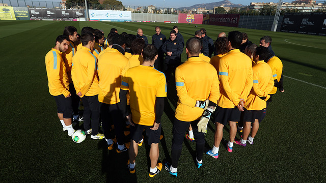 L'equip, abans de començar l'entrenament. FOTO: MIGUEL RUIZ - FCB