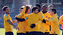 Entrenament amb els 25 futbolistes del primer equip a la gespa / FOTO: MIGUEL RUIZ - FCB