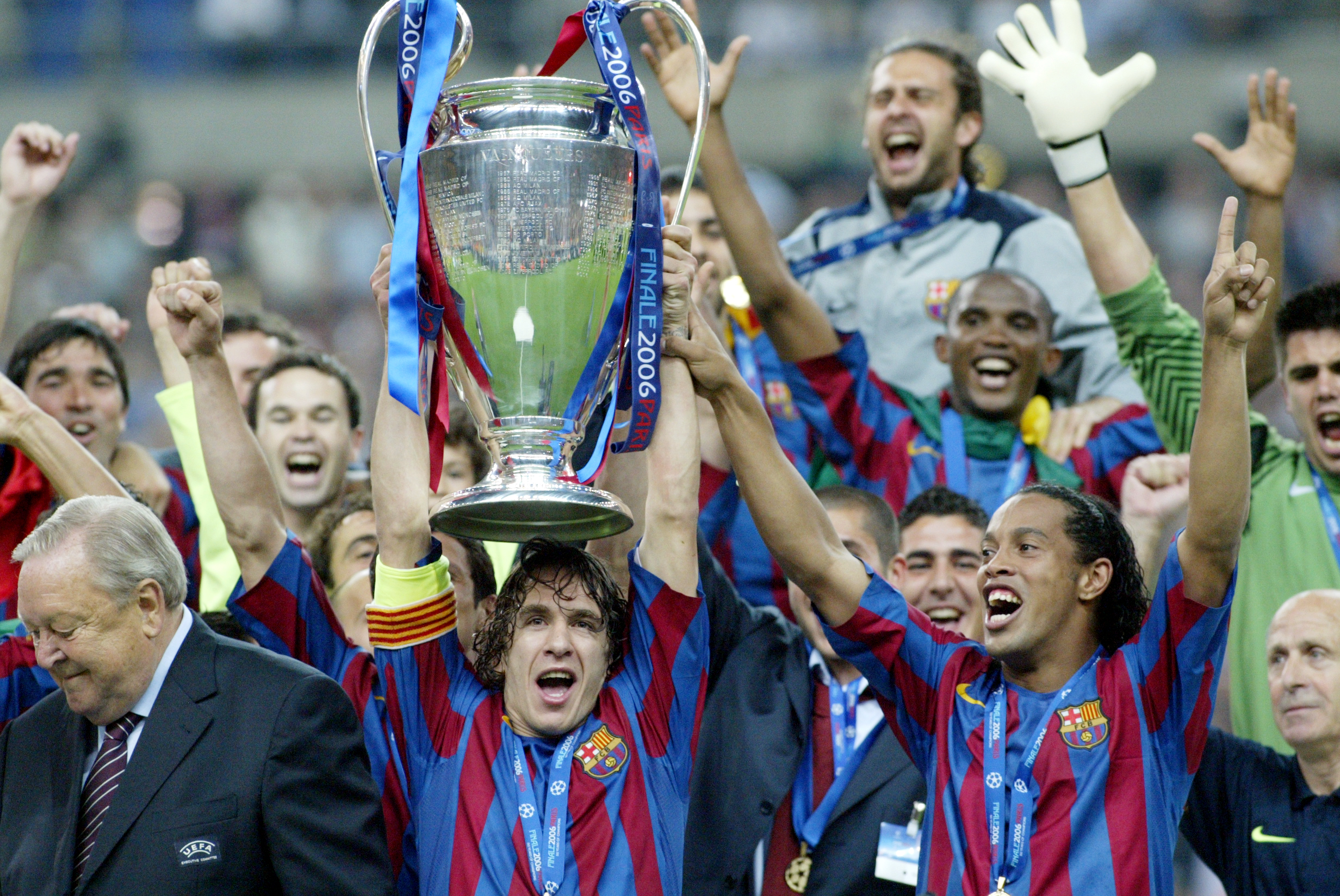 Puyol nâng cao chiếc cúp Champions League năm 2005