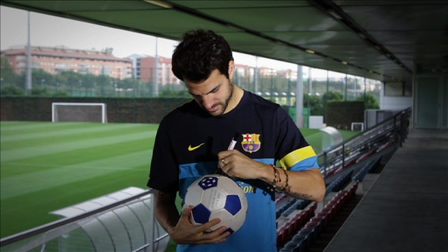 Cesc Fàbregas durante la firma de la pelota "Barça Spirit" Cesc Fàbregas durante la firma de la pelota "Barça Spirit"