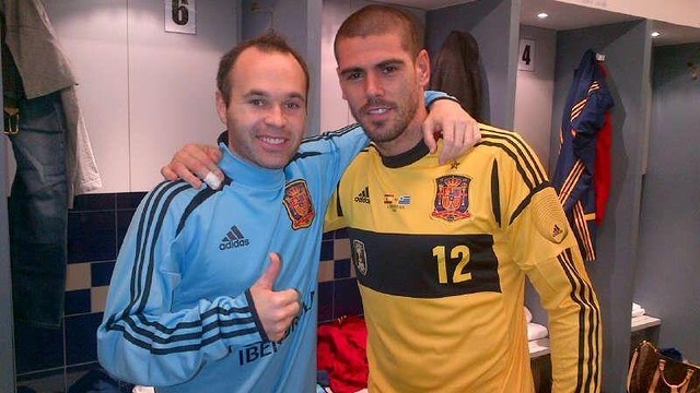 Iniesta and Valdés after the match in Qatar. PHOTO: Twitter @1victorvaldes Iniesta and Valdés after the match in Qatar. PHOTO: Twitter @1victorvaldes