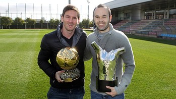Leo Messi i Andrés Iniesta, amb els seus guardons individuals del 2012 / FOTO: MIGUEL RUIZ - REVISTA BARÇA.
