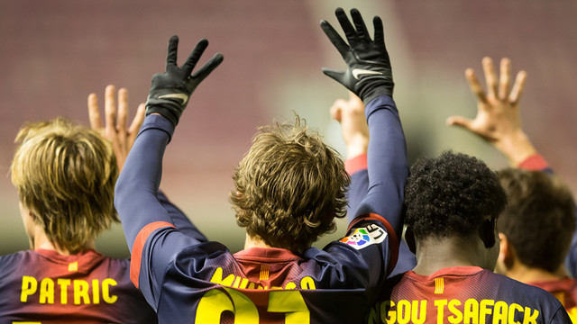 Els companys de Grimaldo li han dedicat el gol de Rafinha / FOTO: GERMÁN PARGA - FCB