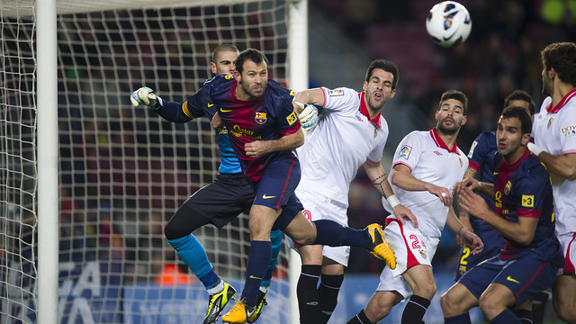 Mascherano, en una acció defensiva contra el Sevilla / FOTO: ALEX CAPARRÓS - FCB
