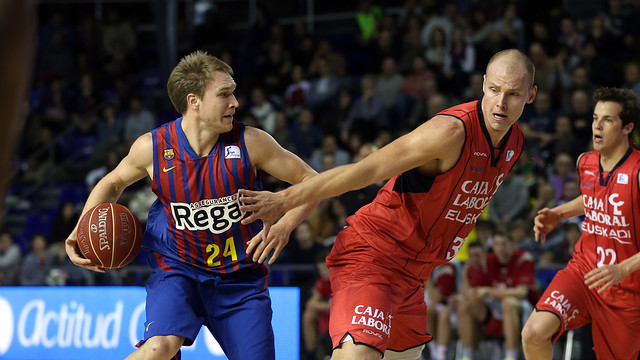 Oleson tries to beat Lampe. FOTO: MIGUEL RUIZ – FCB