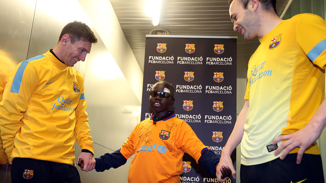 Mamadou with Messi and Iniesta during his visit to the Ciudad Deportiva. PHOTO:  MIGUEL RUIZ