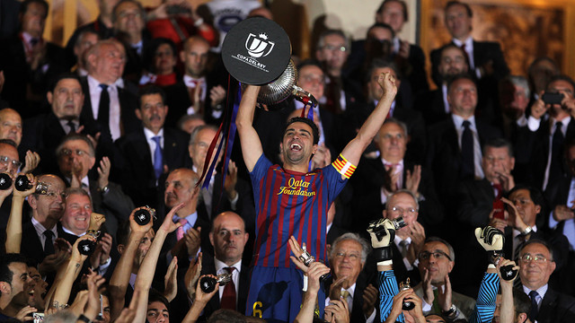 Xavi lifts the Spanish Cup PHOTO: ARXIU FCB