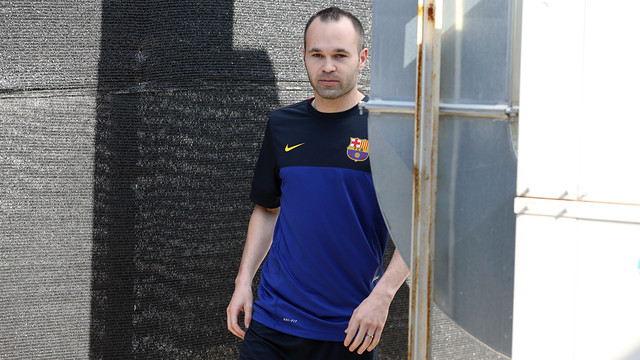 Iniesta, dirigiéndose a la sala de prensa / FOTO: MIGUEL RUIZ-FCB