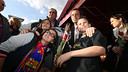 Sandro Rosell ha entregado rosas a las socias y aficionadas antes del Barça-Levante / FOTO: MIGUEL RUIZ - FCB