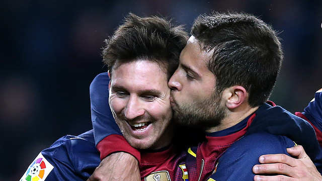 Jordi Alba le da un beso a Messi 