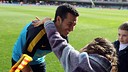 Pedro, saludant un nen en un entrenament obert al Miniestadi / FOTO: ARXIU FCB