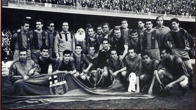 La plantilla de la temporada 1958/59 celebra la Liga en el Camp Nou / FOTO: ARCHIVO FCB