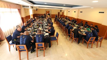 Dinar de germanor del primer equip de futbol abans de la rua dels campions / FOTO: MIGUEL RUIZ - FCB