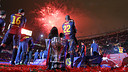 Éric Abidal, amb les seves filles, veient els focs artificials de la festa de celebració del títol de Lliga / FOTO: MIGUEL RUIZ - FCB
