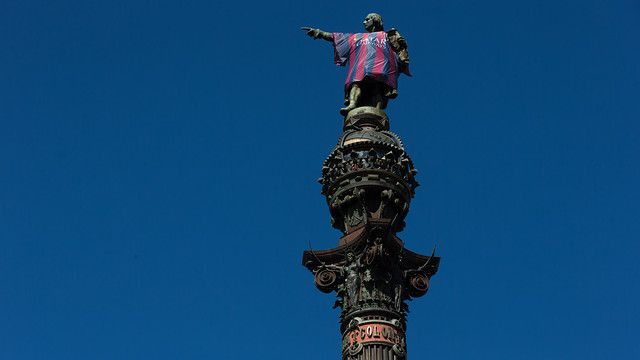 The monument to Christopher Columbus woke up on Wednesday moing wearing the Barça jersey / PHOTO: GERMÁN PARGA-FCB.