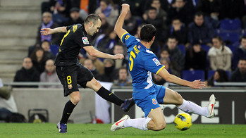 Iniesta, durant l'últim derbi a Cornellà-El Prat / FOTO: ARXIU FCB
