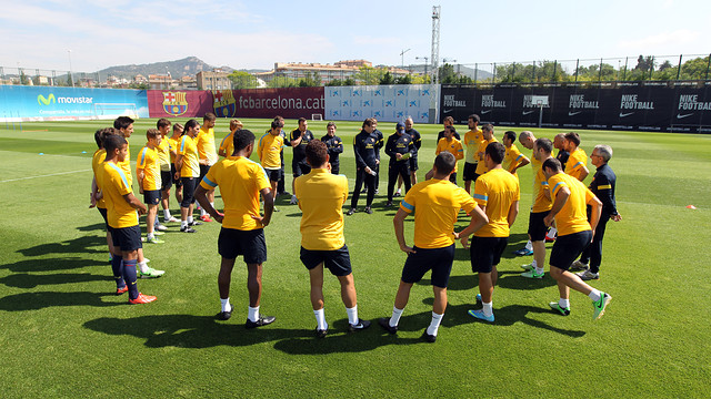Los jugadores escuchan las instrucciones de Tito Vilanova / FOTO: MIGUEL RUIZ - FCB