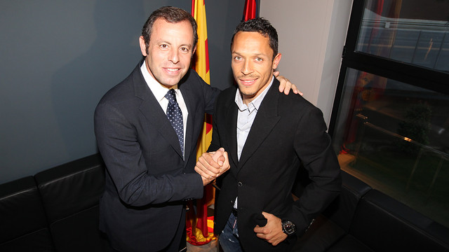 Адриано продлил контракт с "Барселоной" - изображение 1