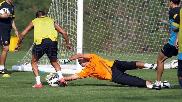 http://media3.fcbarcelona.com/media/asset_publics/resources/000/056/395/size_640x360/aturades_2_.v1370957252.JPG