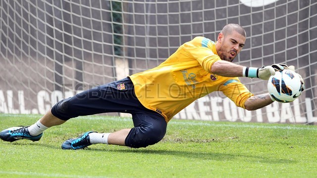 http://media3.fcbarcelona.com/media/asset_publics/resources/000/056/419/size_640x360/aturades_25_.v1370957321.JPG