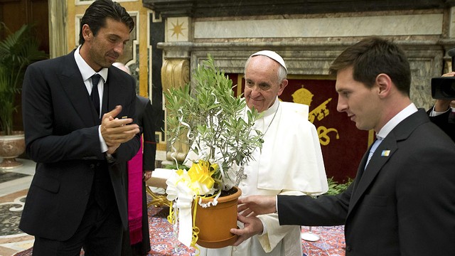 Le Pape François avec Leo Messi et Gianluigi Buffon / PHOTO: REUTERS/Osservatore Romano 