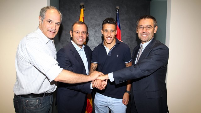 Zubizarreta, Rosell, Tello and Bartomeu after the contract was signed / PHOTO: MIGUEL RUIZ-FCB