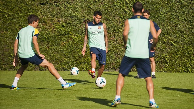 Alves joined part of the training session / PHOTO: VICTOR SALGADO - FCB