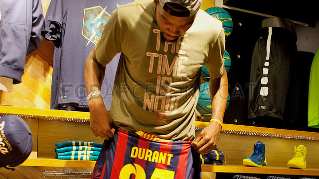 Kevin Durant, a Barcelona amb la samarreta del Barça.
