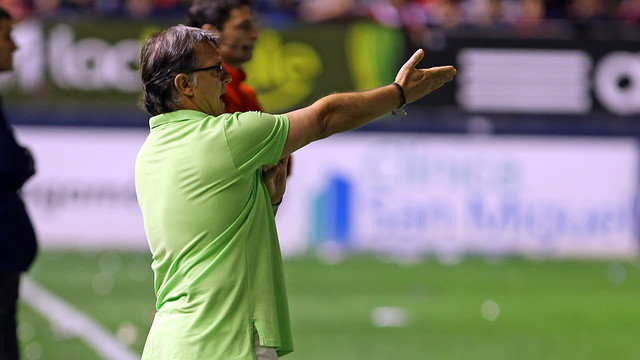 Martino giving instructions. PHOTO:MIGUEL RUIZ - FCB
