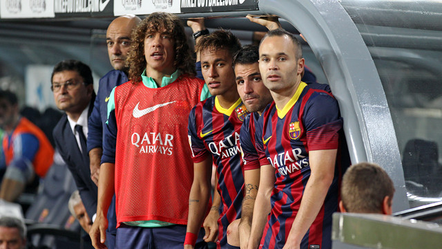 Puyol, Neymar, Cesc i Iniesta, a la banqueta esperant que l'àrbitre xiulés el final del Barça-Madrid / FOTO: MIGUEL RUIZ - FCB