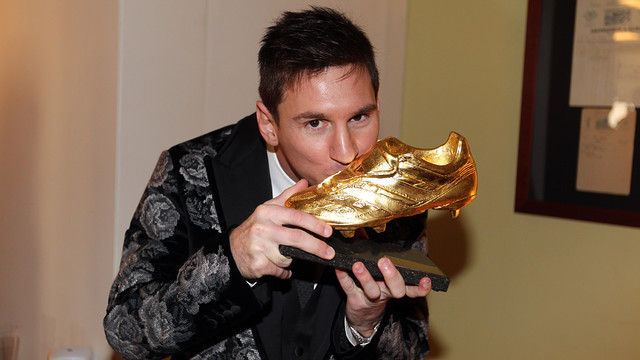 Leo Messi sedang mencium sepatu emas nya yang ketiga